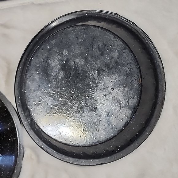 ENAMELWARE PIE PLATE PANS VINTAGE. SET OF 2. - Picture 6 of 6